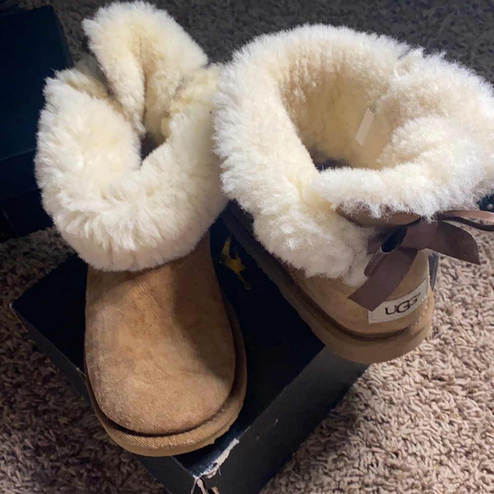 Tan big kid size 4.0 UGGs bow